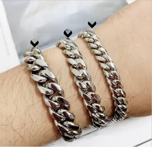 Confronto dettagliato di bracciali a catena cubana argento da 10mm, 12mm e 14mm al polso