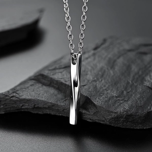 Collana minimalista con ciondolo a colonna ritorta in acciaio inossidabile lucido su roccia