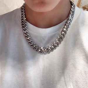 Collana a catena cubana in acciaio inossidabile argento lucido indossata da un uomo