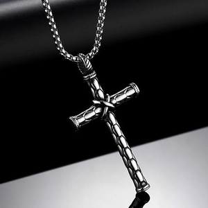 Détail du collier croix en acier inoxydable pour homme avec motifs gothiques texturés