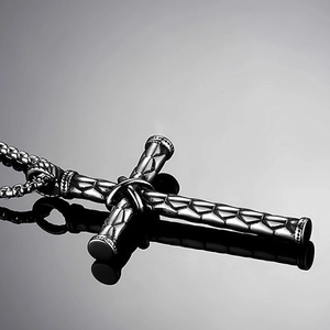 Pendentif croix rétro en acier inoxydable avec texture géométrique et chaîne métallique