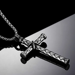 Collier avec pendentif croix gothique, texture écailles de dragon et chaîne box