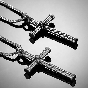 Collier croix punk en acier inoxydable avec pendentif texturé et chaîne à gros maillons