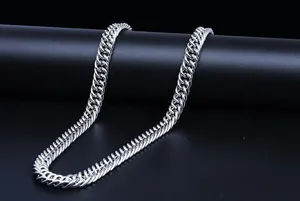 Détail rapproché d'un collier chaîne à maillons en acier titane poli au fini argenté