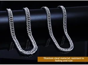 Gros plan d'un collier chaîne cubaine en acier inoxydable argenté sur un support noir