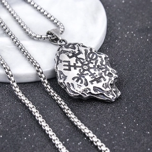 Detailopname van de Viking kompas hanger met antieke zilveren afwerking aan een ketting