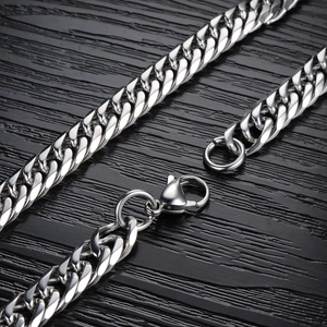Detail van de zware roestvrijstalen Cubaanse schakelketting met sterke karabijnsluiting
