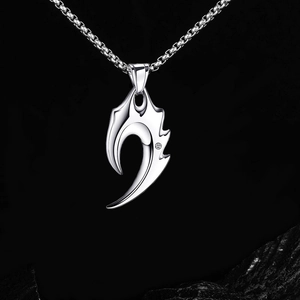 Collier avec pendentif flamme argentée et zircon brillant sur fond de roche noire