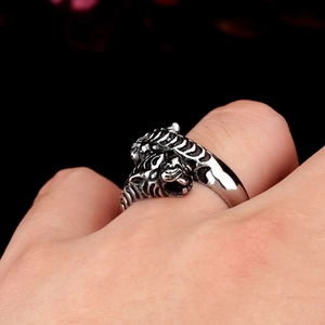 Double tiger head ring for men in retro silver finish with vintage punk warrior style