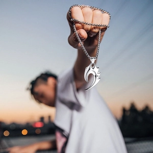 Collier pour hommes avec pendentif griffe argenté, diamant incrusté et chaîne à billes