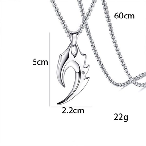 Collier avec pendentif flamme croissant argenté et pierre sur chaîne de 60cm