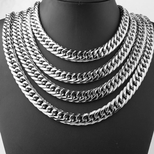 Gepolijste zilveren Cubaanse schakelketting set getoond op een professionele buste