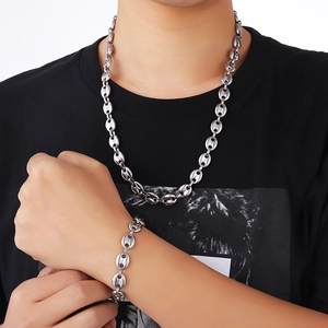 Poliertes Edelstahl-Kaffeebohnen-Halsketten- und Armband-Set auf einem schwarzen Shirt