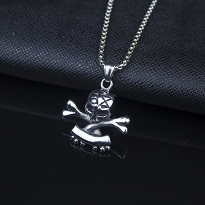 Makroaufnahme von Vintage-Piraten-Totenkopf-Anhänger mit Stern-Gravur und Metallkette