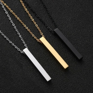 Collane minimaliste a barra rettangolare in argento oro e nero su sfondo di pelle nera