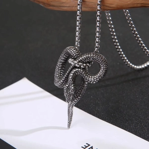 Vintage roestvrijstalen slangenhanger ketting met schubben op drijfhout standaard