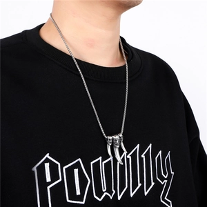 Collier crâne punk vintage en acier titane argenté porté par un mannequin homme