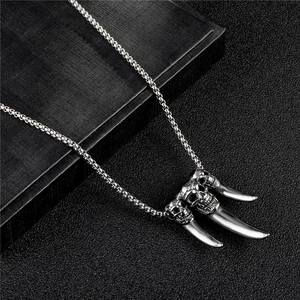 Détails du pendentif crâne punk et dent sur une chaîne robuste en acier titane