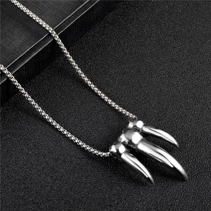 Collier punk avec pendentif griffe en acier inoxydable et chaîne à mailles carrées