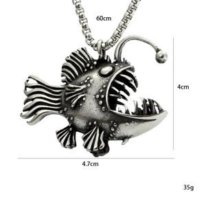 Collier avec pendentif baudroie en acier inoxydable rétro avec des écailles détaillées