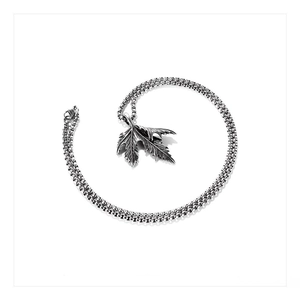 Collana in acciaio al titanio vintage con ciondolo foglia autunnale e catena box