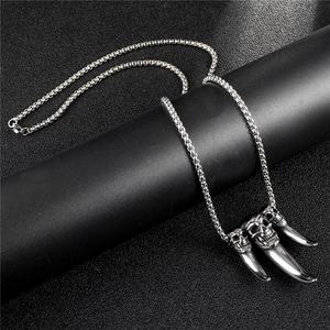 Collier punk gothique avec trois pendentifs crâne et griffes sur chaîne en acier