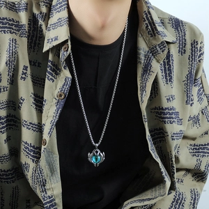 Collana da uomo gotica con ciondolo occhio del diavolo e pietra verde in acciaio