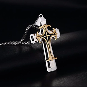 Vue détaillée du pendentif croix double couche en acier inoxydable aux motifs gothiques