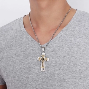 Pendentif croix pour homme en acier inoxydable bicolore avec chaîne à mailles carrées