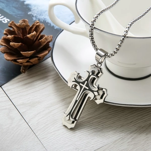 Détail macro du pendentif croix gothique multicouche en acier inoxydable et émail noir