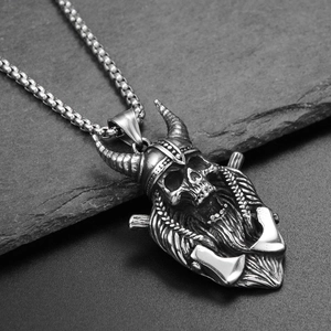 Collier crâne de pirate viking pour homme avec casque à cornes et haches sur pierre