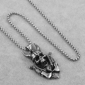 Détail macro du pendentif crâne gothique avec casque à cornes et finition acier rétro