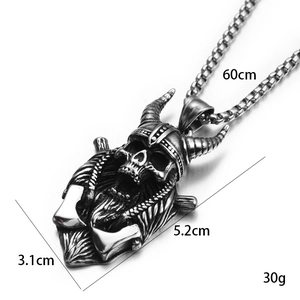 Collier tête de mort hip hop avec casque viking et haches doubles sur chaîne maille box