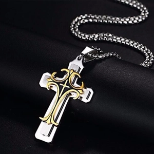 Pendentif croix multicouche en acier inoxydable bicolore sur fond en cuir noir