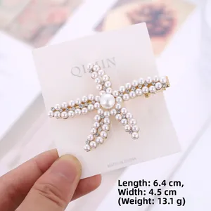 Detailweergave van afmetingen van zeester haarspeld met parels en strass, 6.4 cm bij 4.5 cm