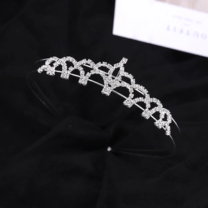 Elegante tiara da sposa in argento con strass scintillanti per feste e matrimoni