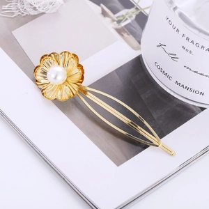 Barrette à cheveux fleur dorée élégante avec perle et pétales texturés pour femme