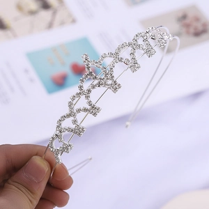 Elegante tiara da sposa in argento con strass scintillanti e design a onde geometriche