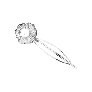 Barrette fleur argentée élégante avec pétales texturés et une perle blanche centrale