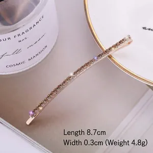 Detailansicht der eleganten roségoldenen Strass-Haarklammer mit Maßen 8,7 cm Länge