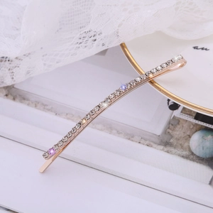 Eleganter Haarclip aus Roségold mit funkelnden Strasssteinen im minimalistischen Stil