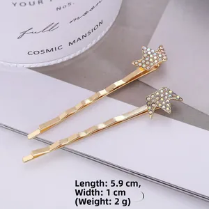 Gros plan détaillé de l'ensemble de pinces à cheveux couronne dorée avec strass brillants
