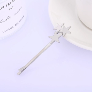 Fermaglio per capelli minimalista in argento con tre stelle a pentagramma su fondo bianco