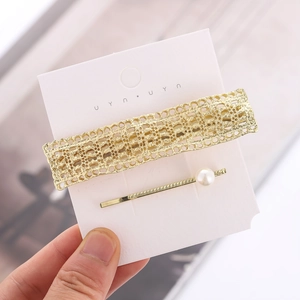 Set di due fermagli per capelli dorati geometrici con decorazione di perle