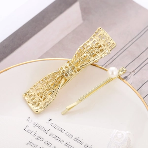 Set di fermagli per capelli dorati con fiocco traforato e perla bianca stile coreano