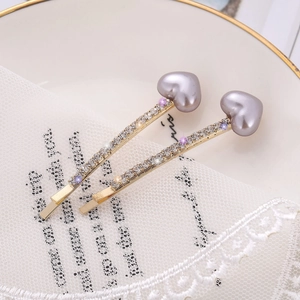 Elegante vergoldete Haarspangen mit Herzperlen und Strasssteinen für Damen