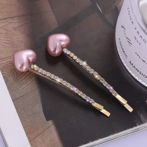 Elegantes Set aus goldenen Haarklammern mit rosa Herzperlen und funkelnden Strasssteinen