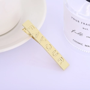 Gouden legering haarspeld met FAVOUR gravure op een strakke minimalistische basis