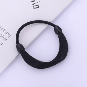 Détail de l'élastique à cheveux noir haute élasticité avec décoration de perruque brillante