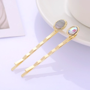 Minimalistisches Gold-Haarspangen-Set mit ovalem Opal und Kristall auf Keramikschale